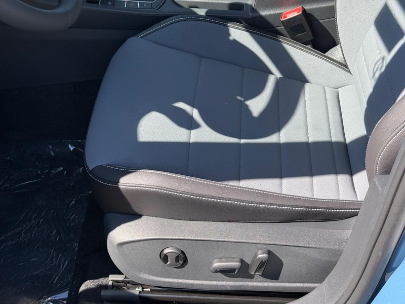 Volkswagen Jetta Vehicle Full-screen Gallery Image 16