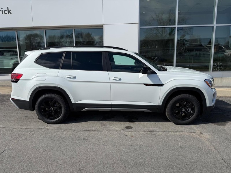 Volkswagen Atlas Vehicle Full-screen Gallery Image 2