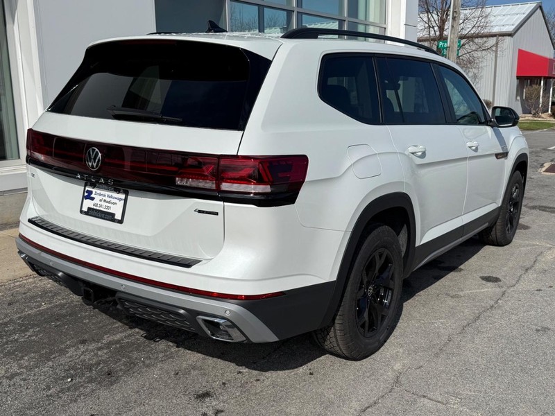 Volkswagen Atlas Vehicle Full-screen Gallery Image 3