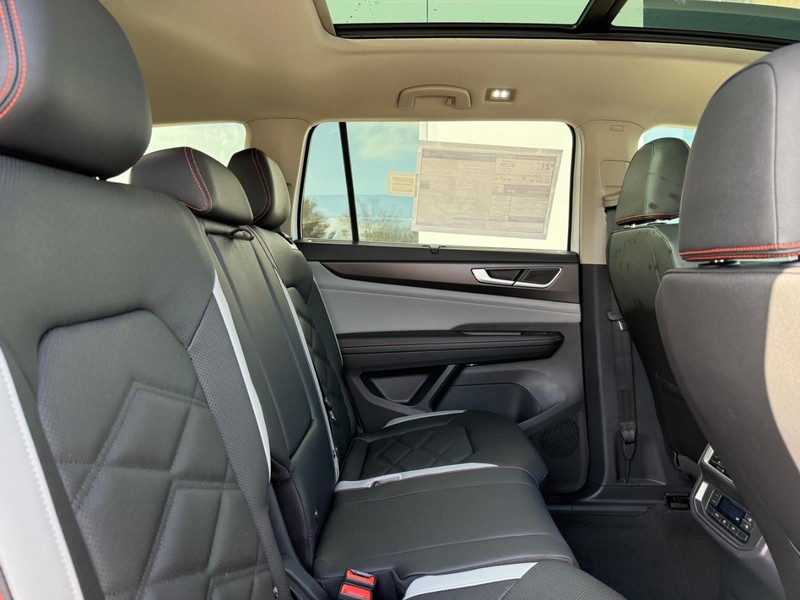 Volkswagen Atlas Vehicle Full-screen Gallery Image 5