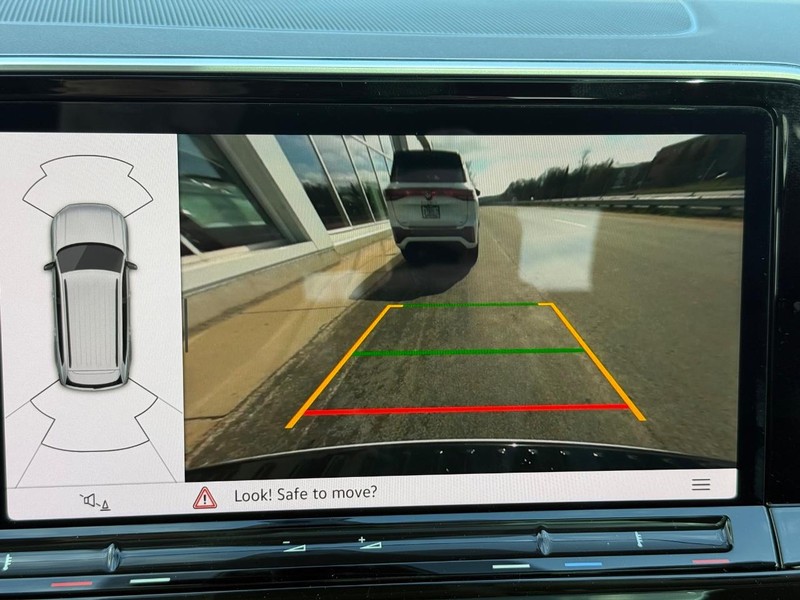 Volkswagen Atlas Vehicle Full-screen Gallery Image 13