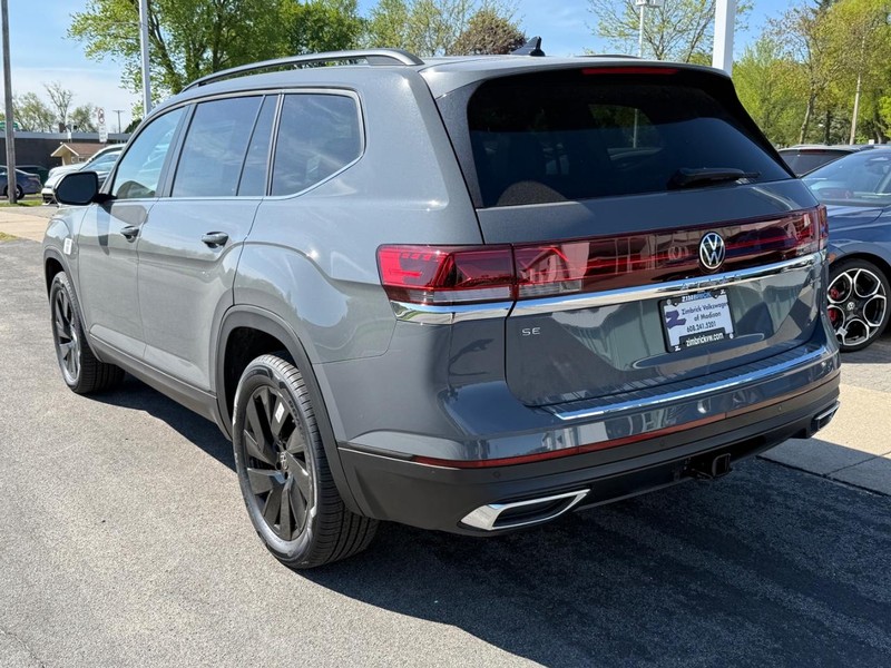 Volkswagen Atlas Vehicle Full-screen Gallery Image 3