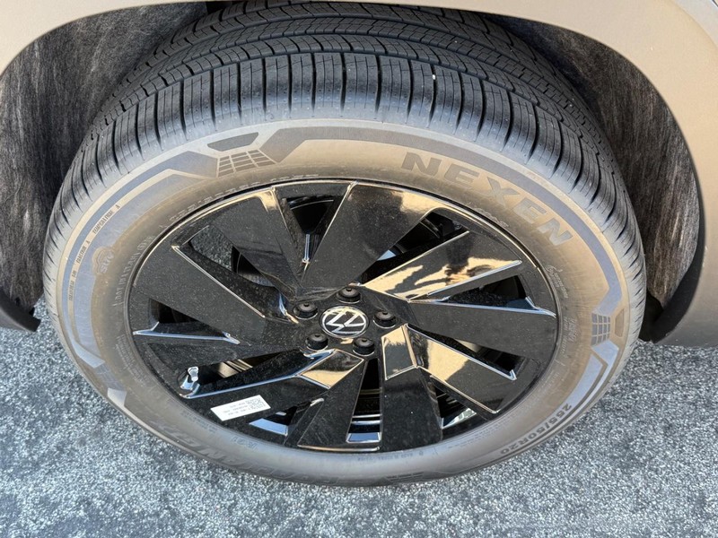 Volkswagen Atlas Vehicle Full-screen Gallery Image 4