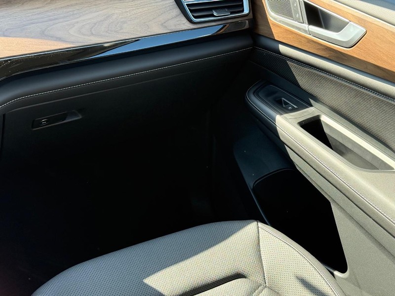 Volkswagen Atlas Vehicle Full-screen Gallery Image 11