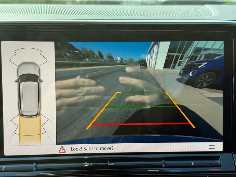 Volkswagen Atlas Vehicle Full-screen Gallery Image 14