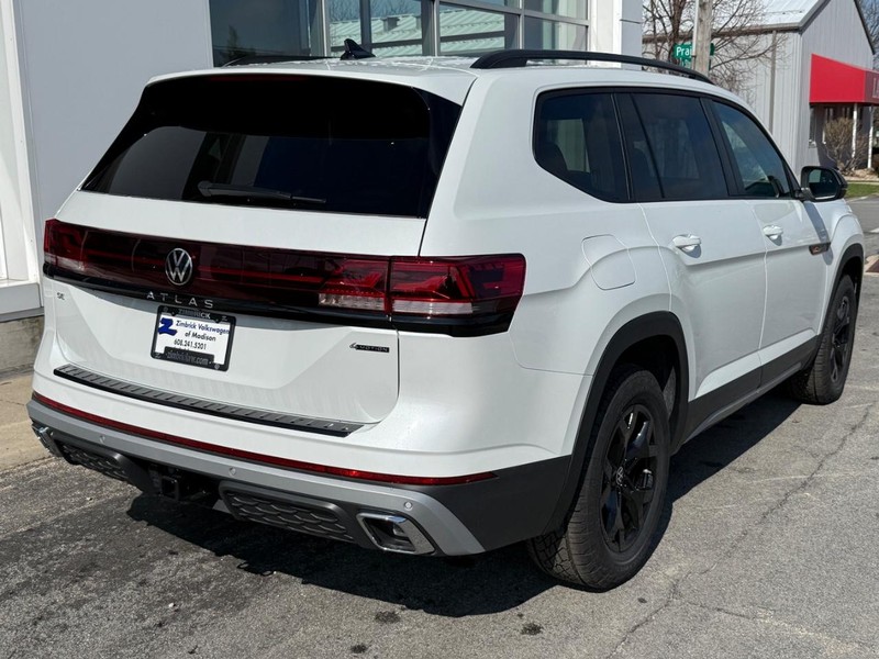 Volkswagen Atlas Vehicle Full-screen Gallery Image 3