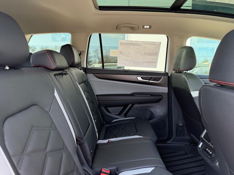 Volkswagen Atlas Vehicle Full-screen Gallery Image 5