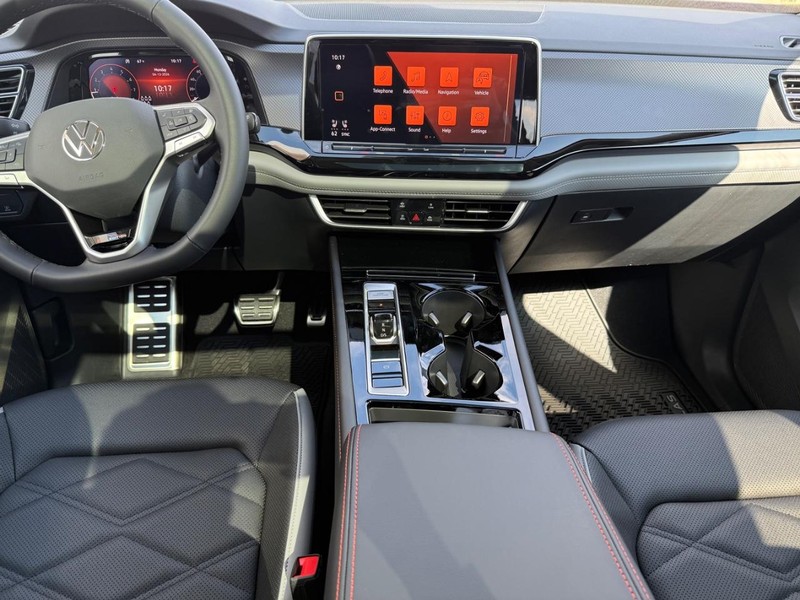 Volkswagen Atlas Vehicle Full-screen Gallery Image 6