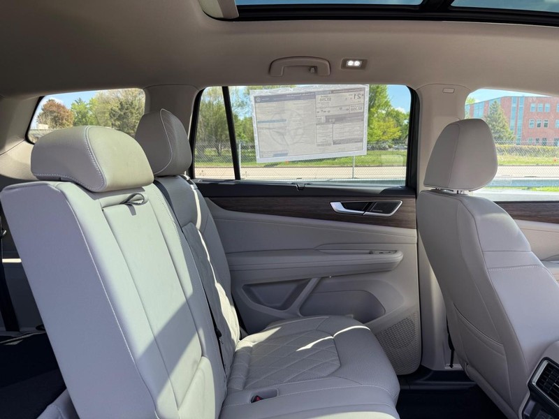 Volkswagen Atlas Vehicle Full-screen Gallery Image 5