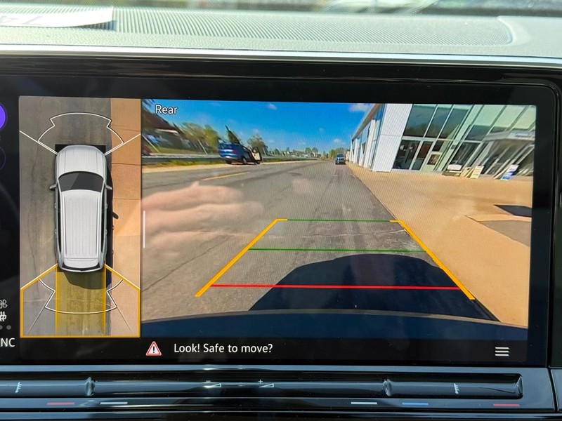 Volkswagen Atlas Vehicle Full-screen Gallery Image 13