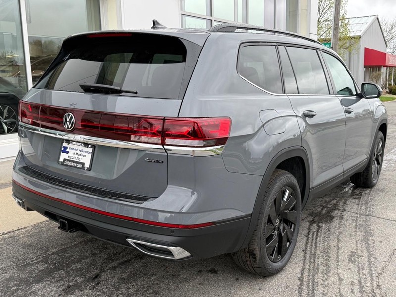Volkswagen Atlas Vehicle Full-screen Gallery Image 3