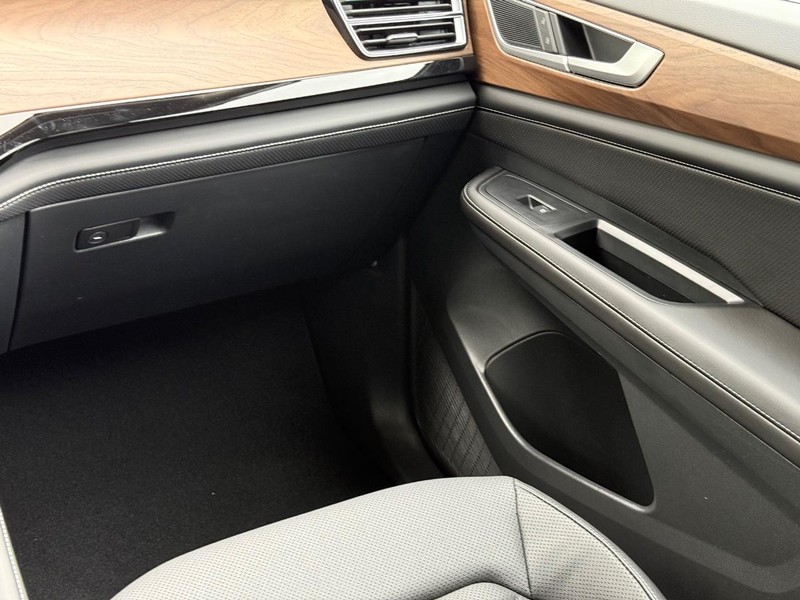 Volkswagen Atlas Vehicle Full-screen Gallery Image 11