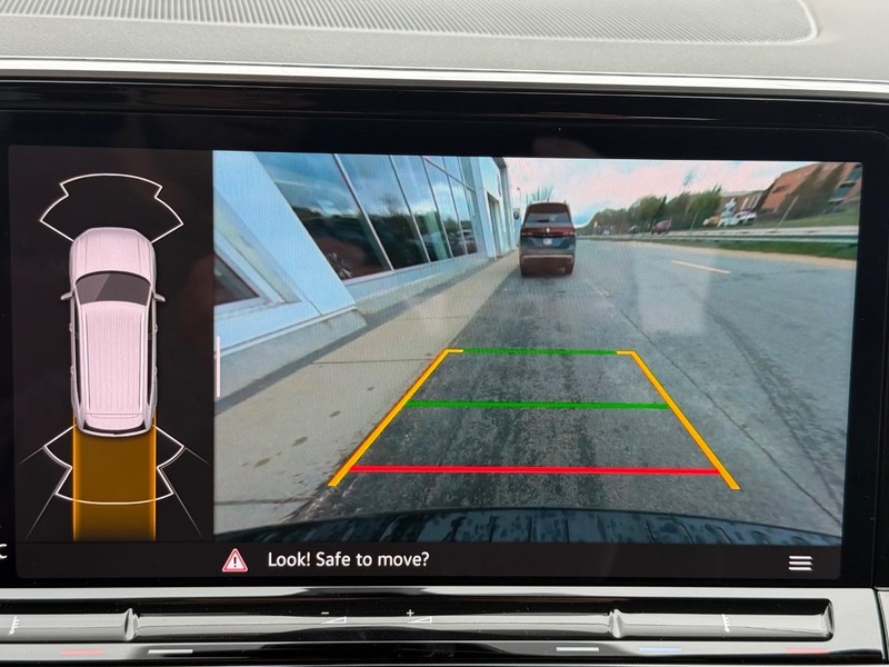 Volkswagen Atlas Vehicle Full-screen Gallery Image 14