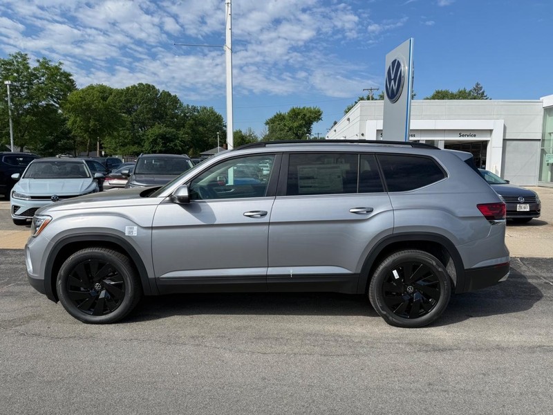 Volkswagen Atlas Vehicle Full-screen Gallery Image 2