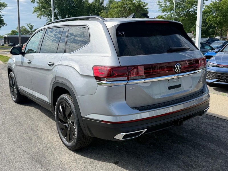 Volkswagen Atlas Vehicle Full-screen Gallery Image 3