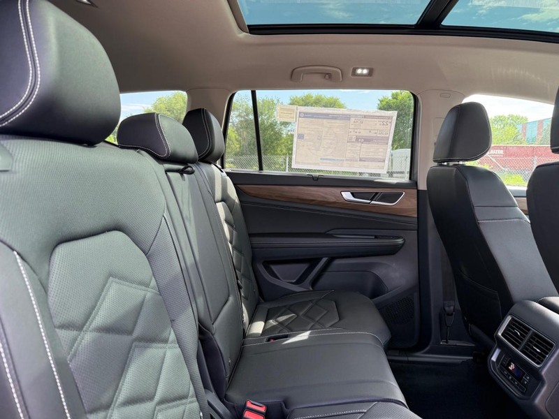 Volkswagen Atlas Vehicle Full-screen Gallery Image 5