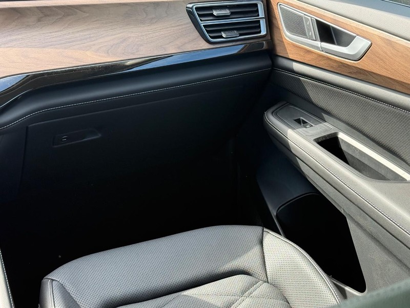 Volkswagen Atlas Vehicle Full-screen Gallery Image 10