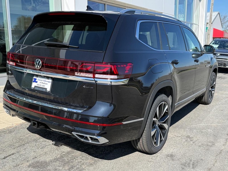 Volkswagen Atlas Vehicle Full-screen Gallery Image 3
