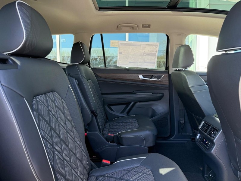 Volkswagen Atlas Vehicle Full-screen Gallery Image 5