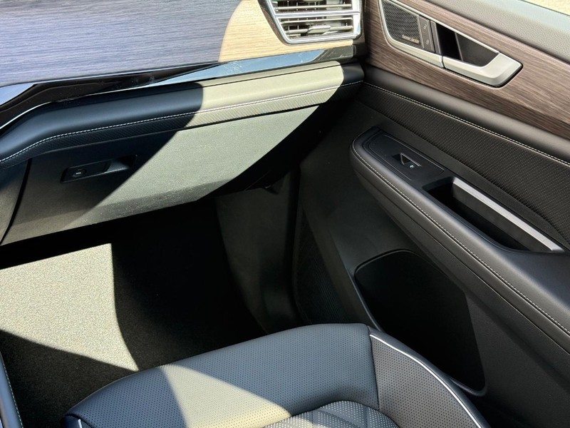 Volkswagen Atlas Vehicle Full-screen Gallery Image 10