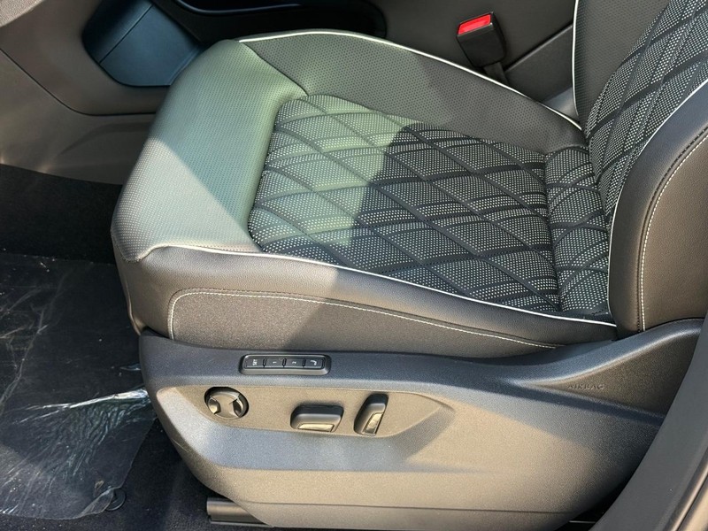 Volkswagen Atlas Vehicle Full-screen Gallery Image 16