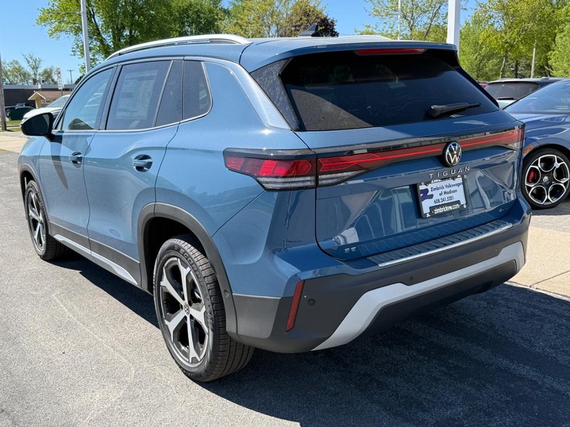 Volkswagen Tiguan Vehicle Full-screen Gallery Image 3