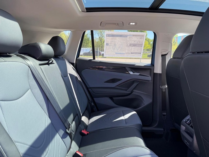 Volkswagen Tiguan Vehicle Full-screen Gallery Image 5