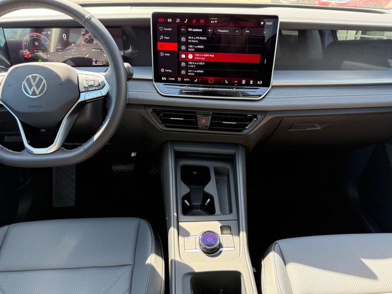 Volkswagen Tiguan Vehicle Full-screen Gallery Image 6