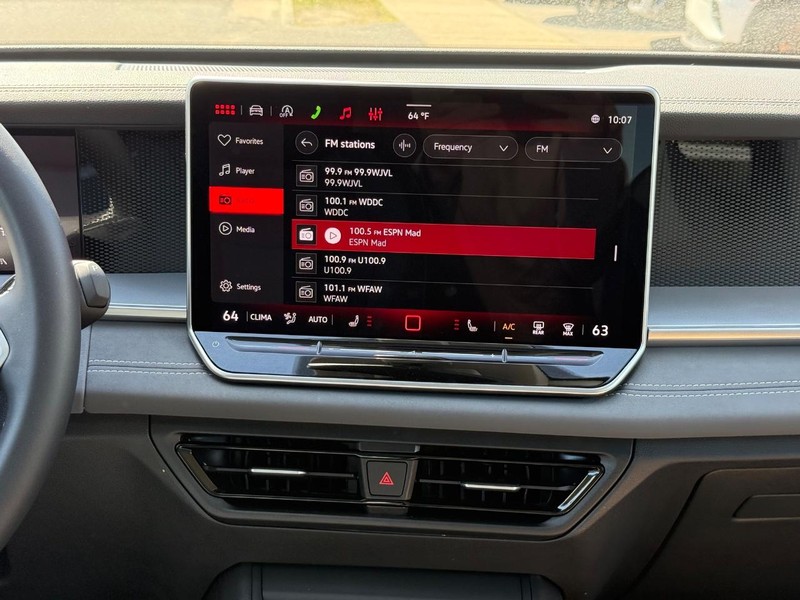 Volkswagen Tiguan Vehicle Full-screen Gallery Image 8
