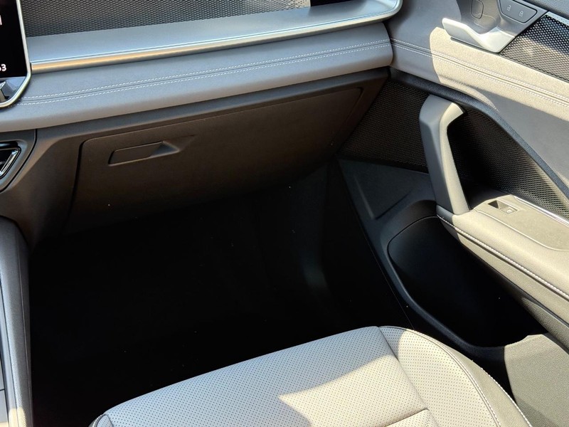 Volkswagen Tiguan Vehicle Full-screen Gallery Image 9