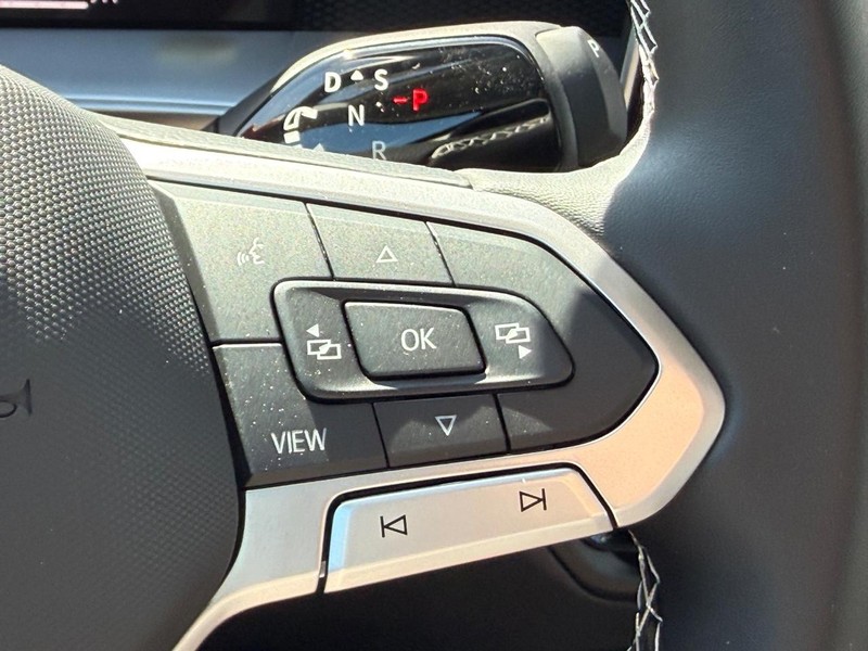 Volkswagen Tiguan Vehicle Full-screen Gallery Image 11