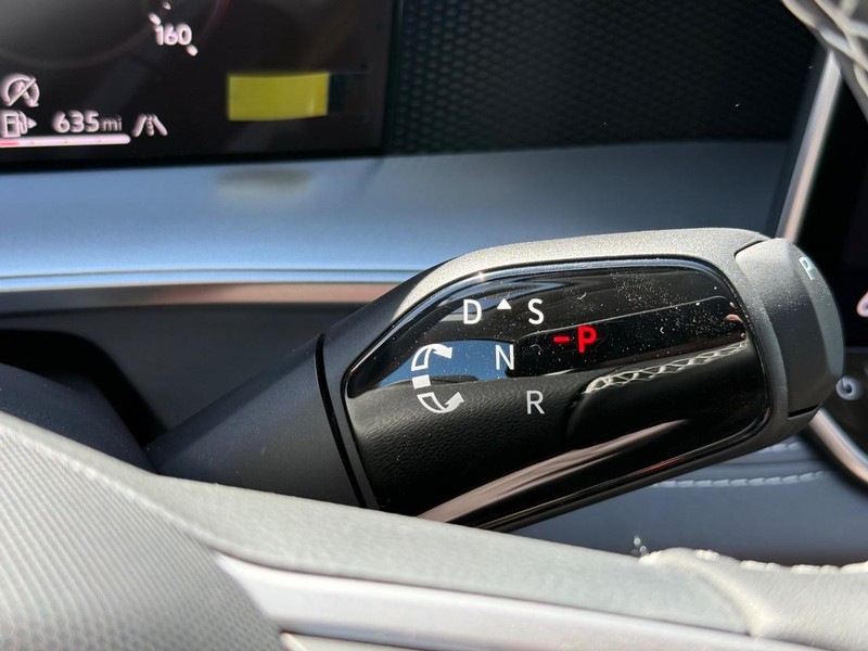 Volkswagen Tiguan Vehicle Full-screen Gallery Image 12