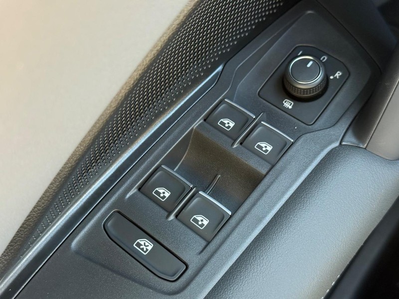 Volkswagen Tiguan Vehicle Full-screen Gallery Image 15