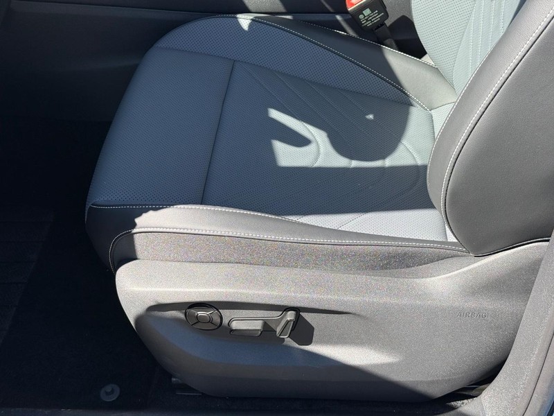Volkswagen Tiguan Vehicle Full-screen Gallery Image 16