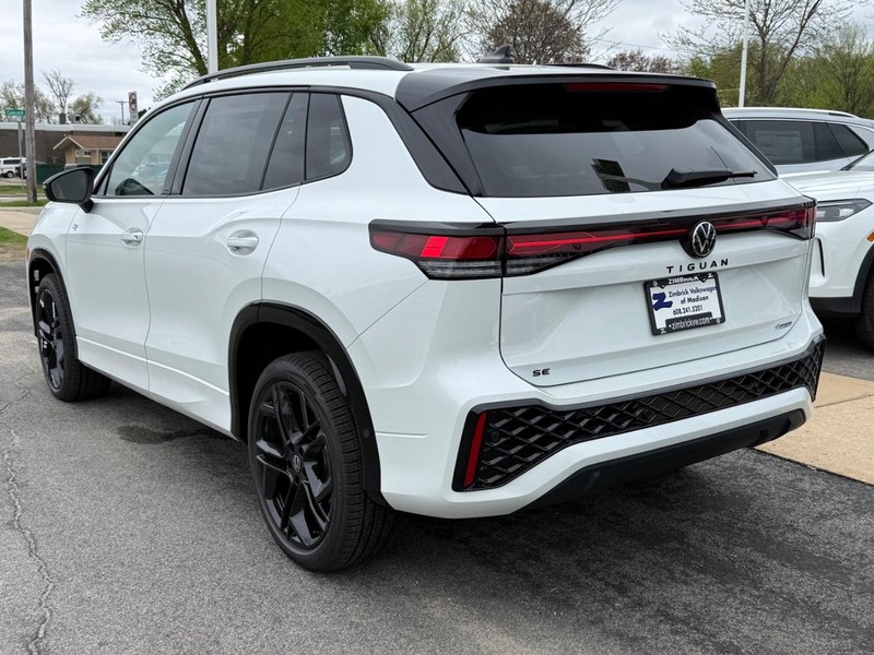 Volkswagen Tiguan Vehicle Full-screen Gallery Image 3