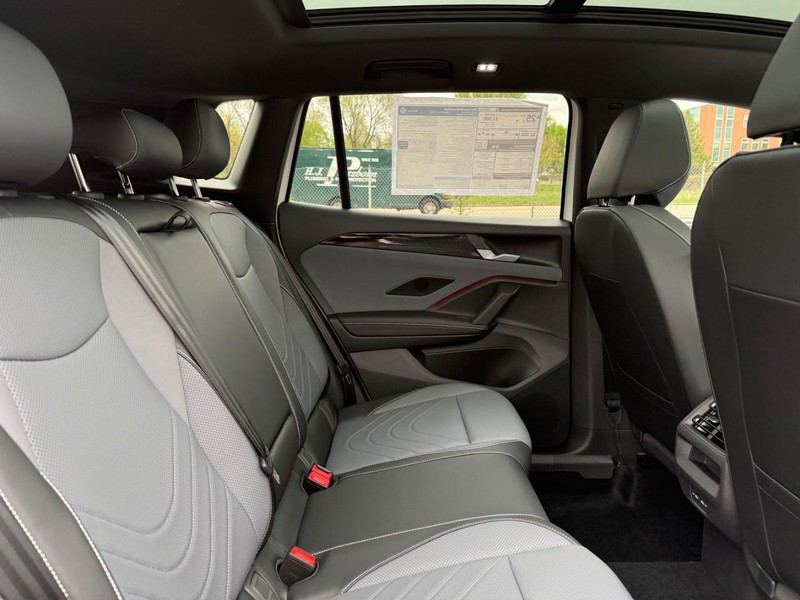 Volkswagen Tiguan Vehicle Full-screen Gallery Image 5