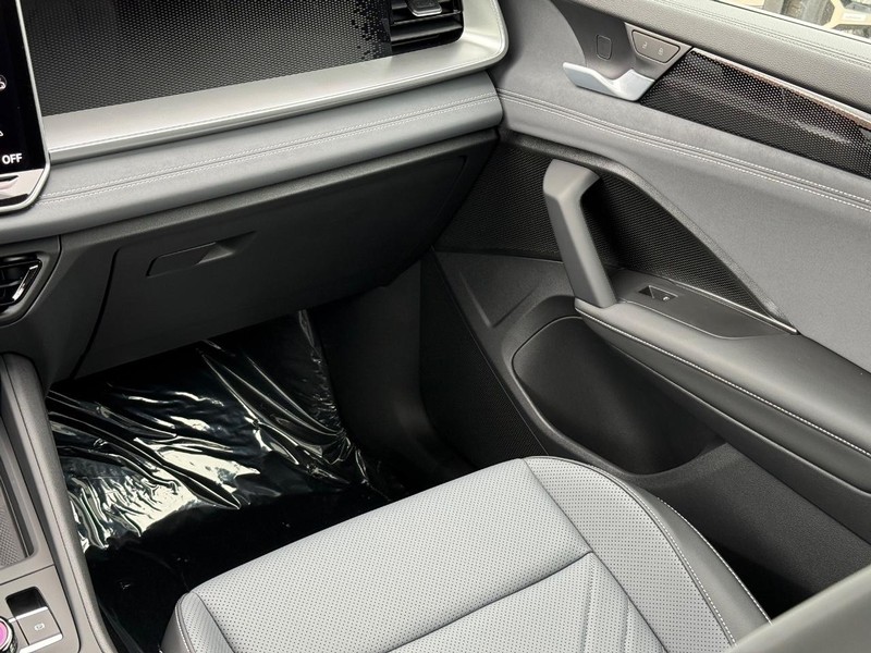 Volkswagen Tiguan Vehicle Full-screen Gallery Image 10