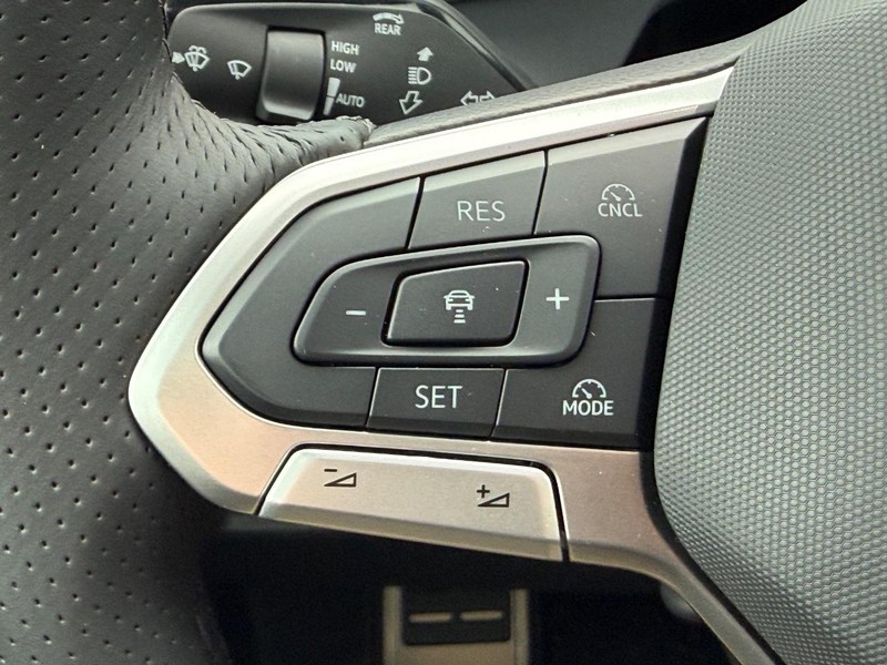 Volkswagen Tiguan Vehicle Full-screen Gallery Image 11