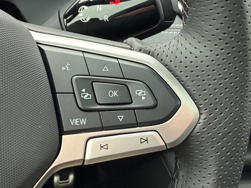 Volkswagen Tiguan Vehicle Full-screen Gallery Image 12