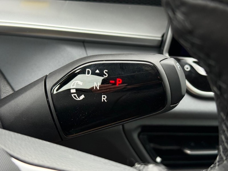 Volkswagen Tiguan Vehicle Full-screen Gallery Image 13