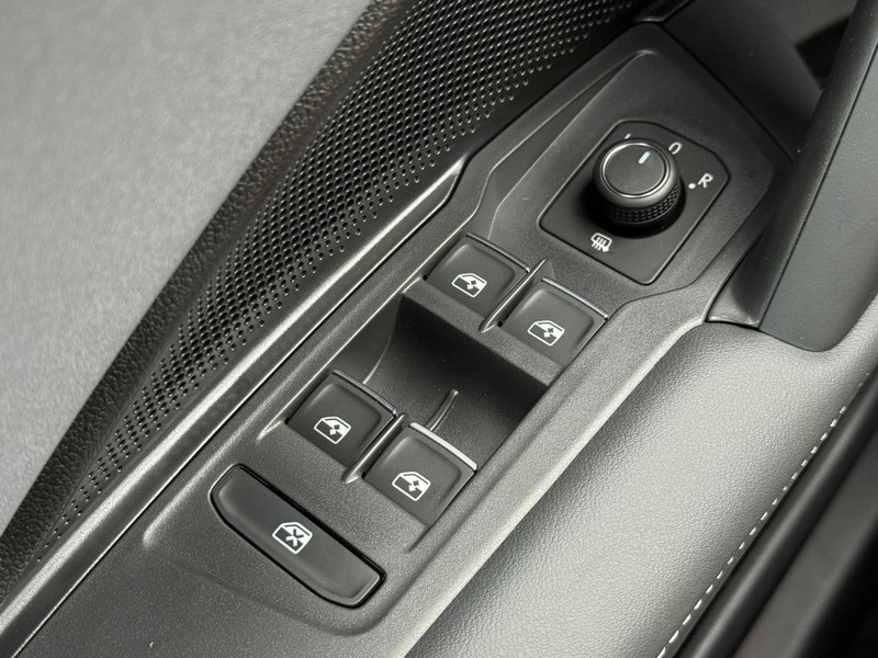 Volkswagen Tiguan Vehicle Full-screen Gallery Image 16