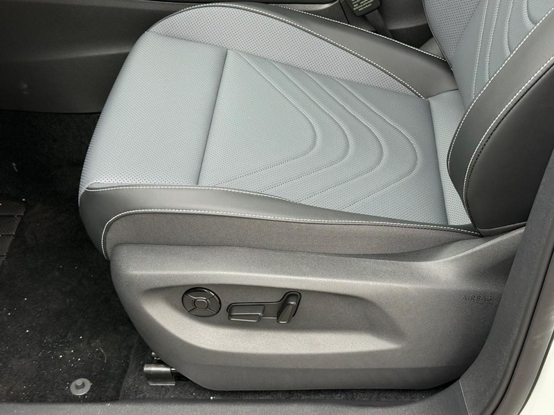 Volkswagen Tiguan Vehicle Full-screen Gallery Image 17