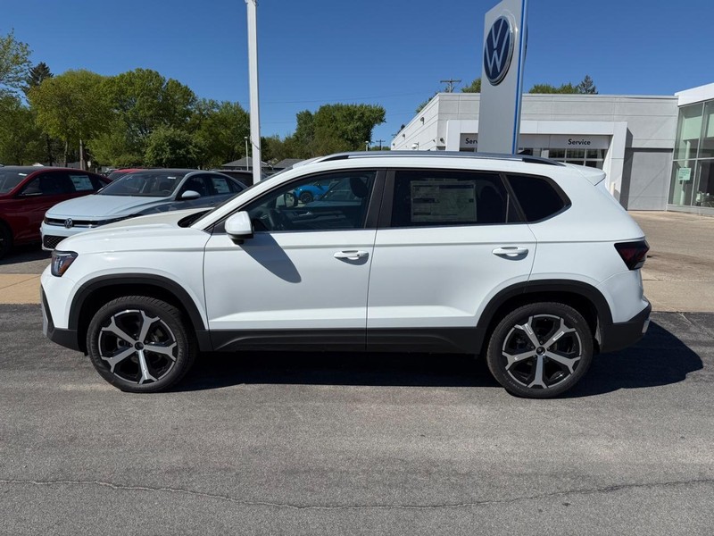 Volkswagen Taos Vehicle Full-screen Gallery Image 2