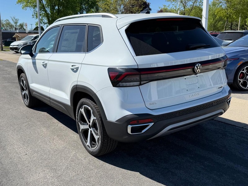 Volkswagen Taos Vehicle Full-screen Gallery Image 3