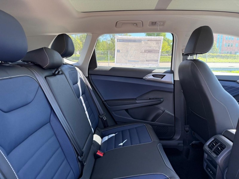 Volkswagen Taos Vehicle Full-screen Gallery Image 4