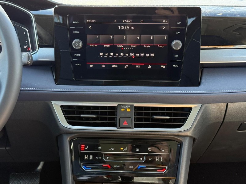 Volkswagen Taos Vehicle Full-screen Gallery Image 6