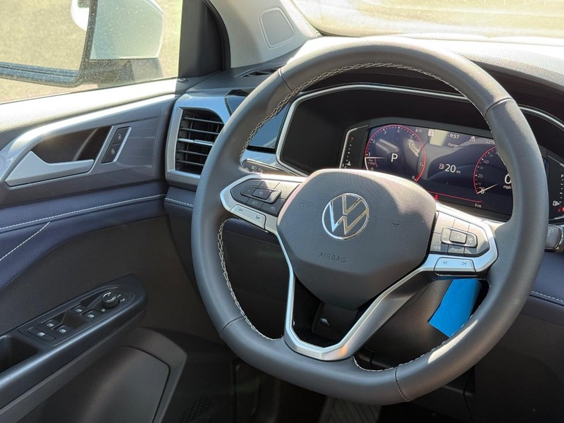 Volkswagen Taos Vehicle Full-screen Gallery Image 8