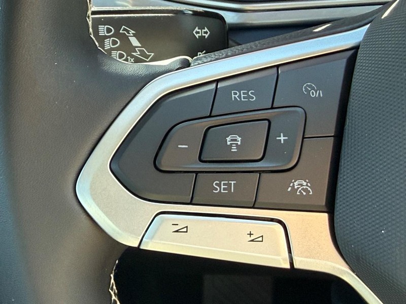 Volkswagen Taos Vehicle Full-screen Gallery Image 9