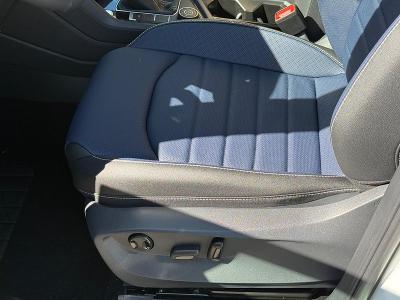 Volkswagen Taos Vehicle Full-screen Gallery Image 16