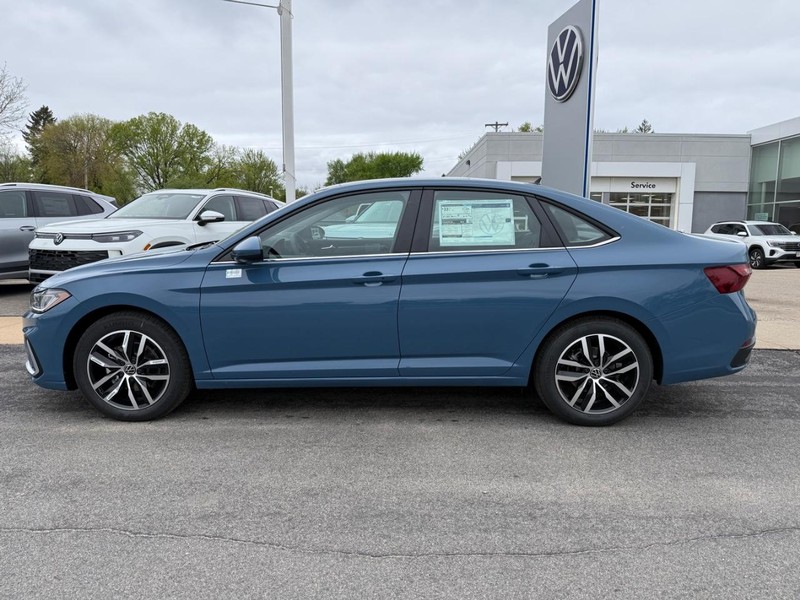 Volkswagen Jetta Vehicle Full-screen Gallery Image 2